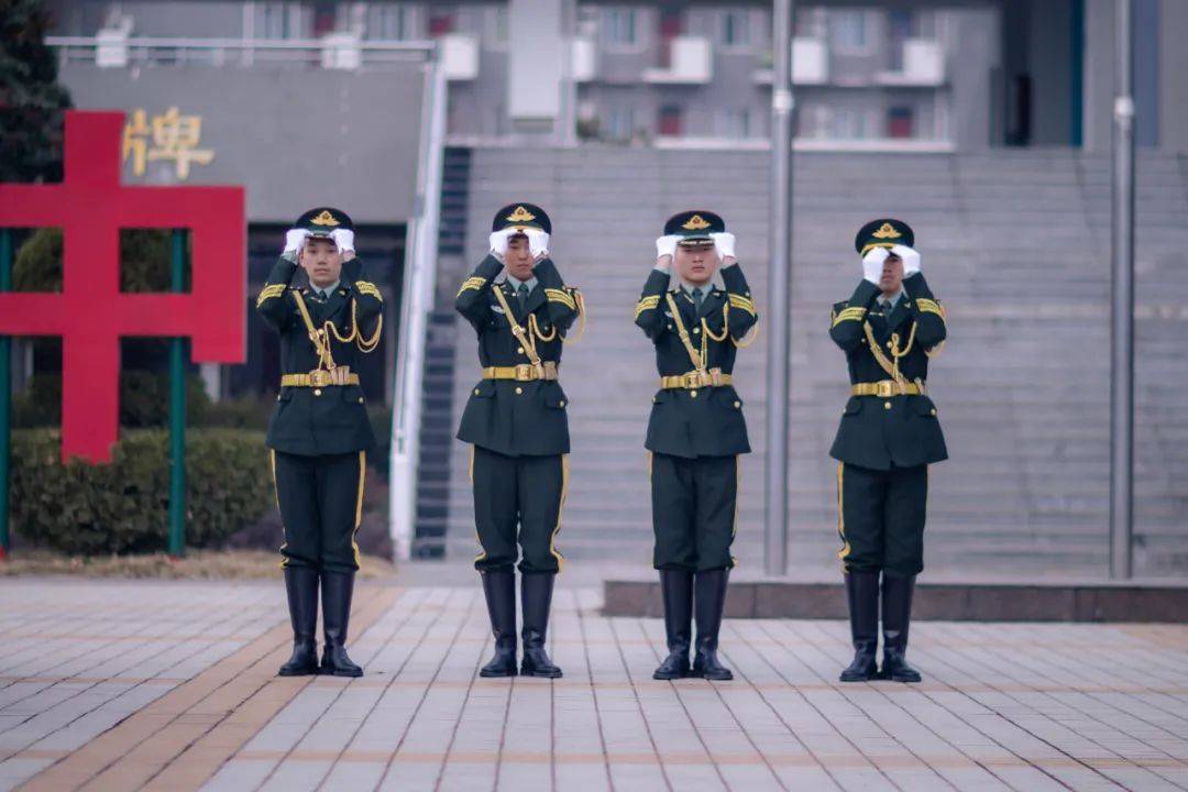 校園動態團結奮發再展英姿阜陽五中第八屆國旗護衛隊基本功大賽順利