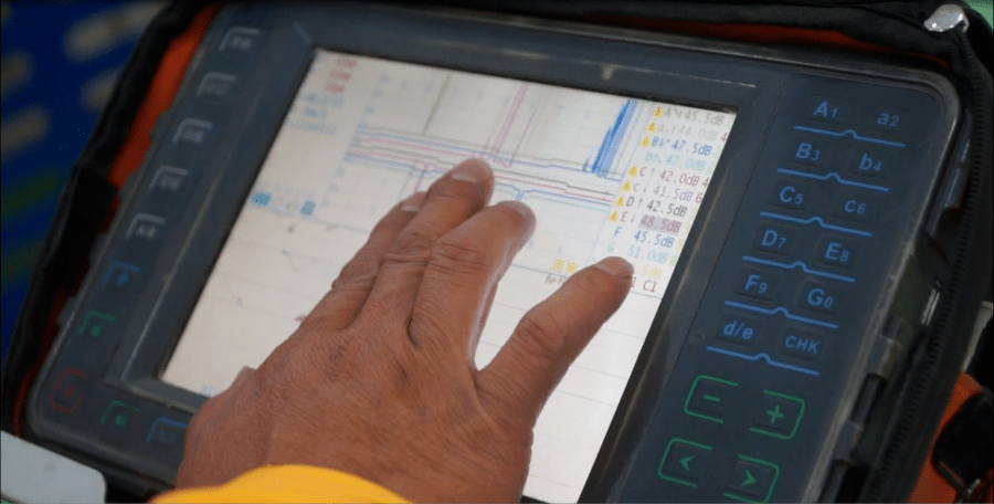 小半径曲线钢轨鱼鳞伤是探伤行业的一大难题,赵建华通过长时间的摸索