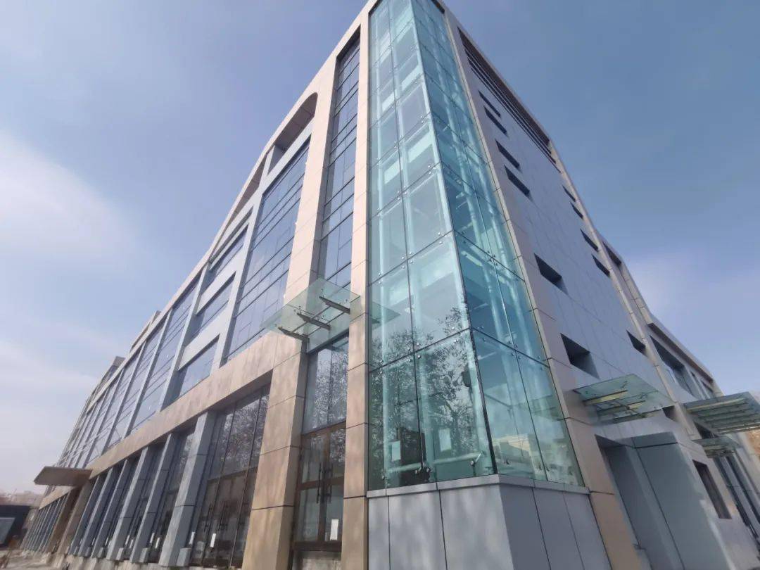 清盘和田市中心一座农贸市场已建成少量现铺档口清盘中