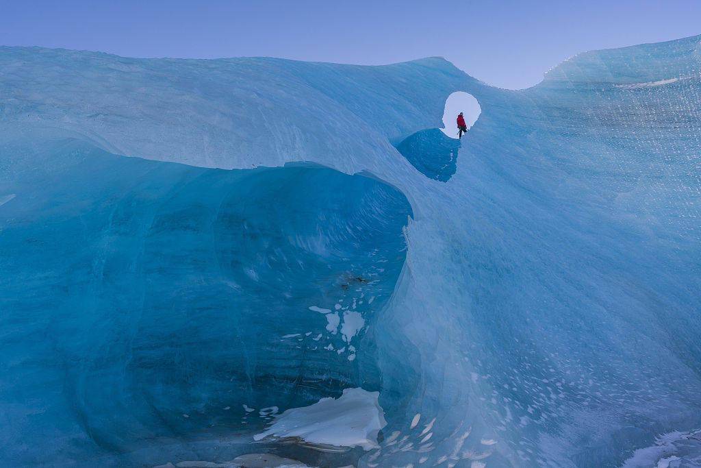 冰岛：湛蓝美景在眼前  摄影师拍摄巨型冰洞