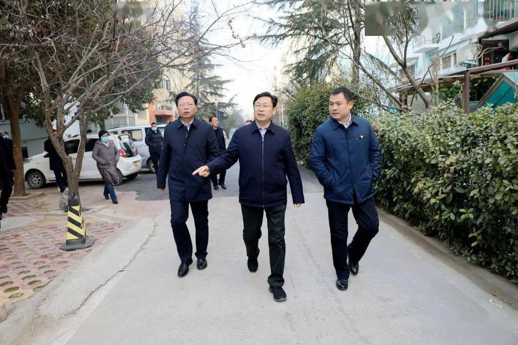 区人民政府区长孙景权和区领导陈东程,班奎星,张岩,段云泉,马登峰