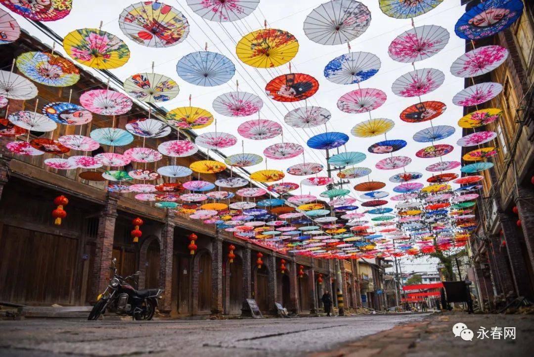 永春五里街古街挂满了油纸伞灯笼美得不像话你去看了吗