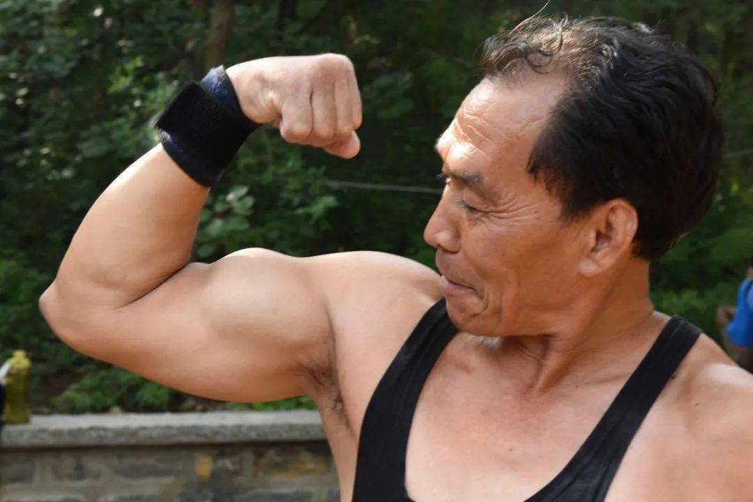 手臂一紧,肱二头肌瞬间挺立 从凌晨四五点到夜晚十一二点,总有人