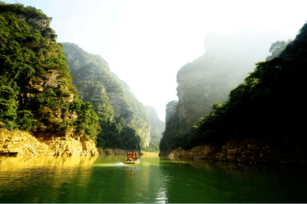 圣堂湖一块隐于山水之间的天然翡翠藏着冬日里的温柔冬游广西