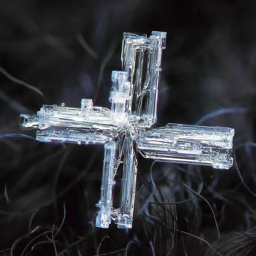 小帽柱与巨大的空心冰柱,有顶柱状的小晶体雪花,顶柱型小晶体▼就成了