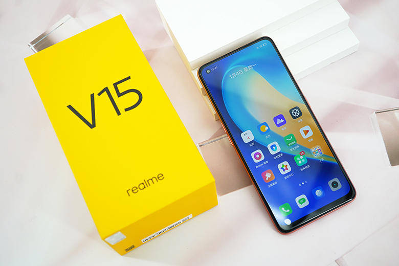 外觀方面,真我v15 延續了 realme 一貫的潮玩設計基因,在外觀設計上