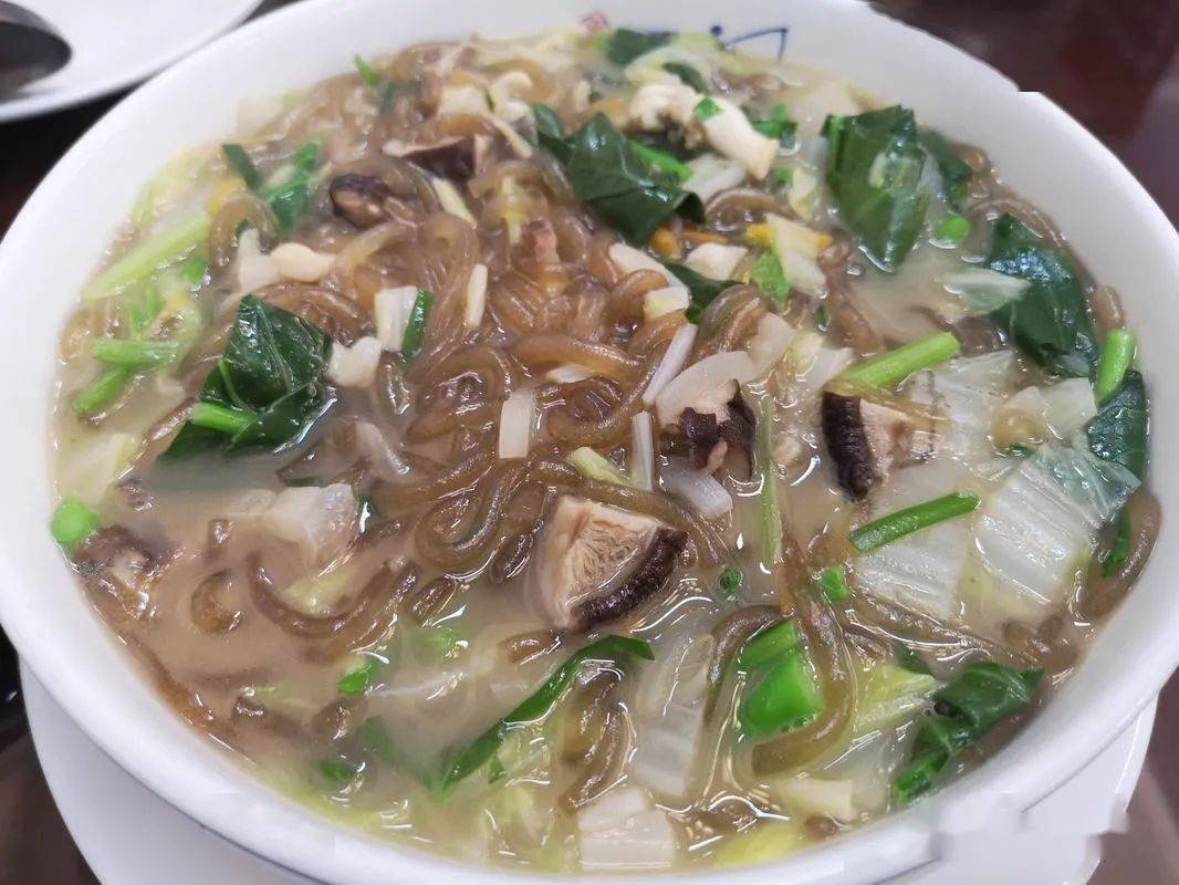 卤泗粉像福清的薯粉,滑溜溜,小海鲜加干香菇,还有煸出油的五花肉,和