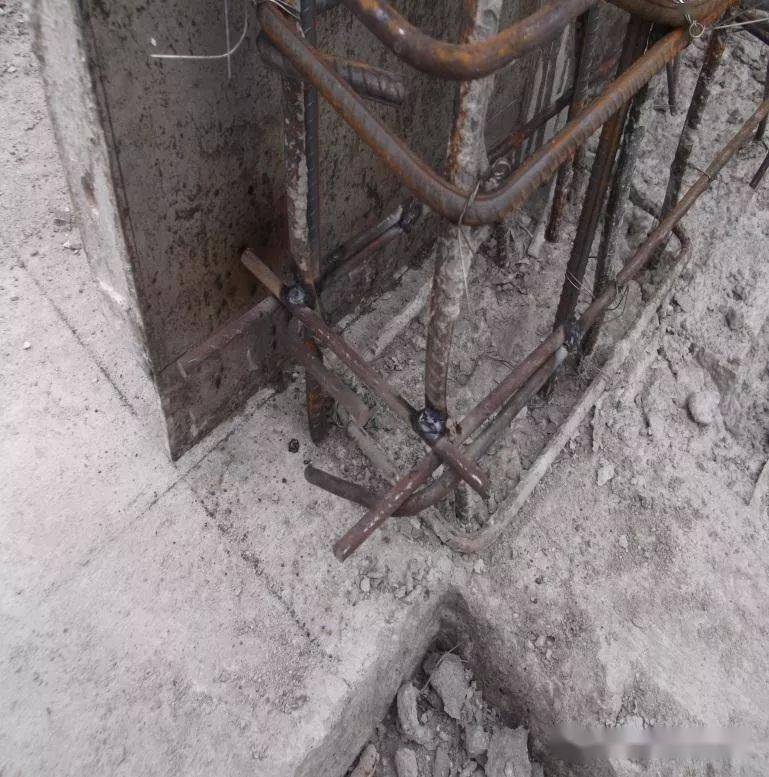 在对拉螺杆的地方安装定位胶塞和硬质成品pvc管· 剪力墙下口71 重