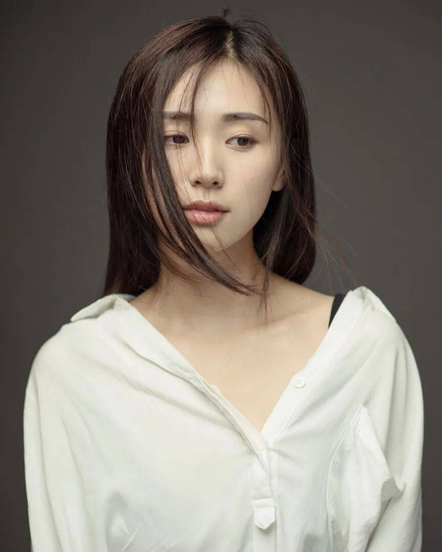 【导演作品】 导演: 演员:胡辰 模特,剧场工作者. 演员