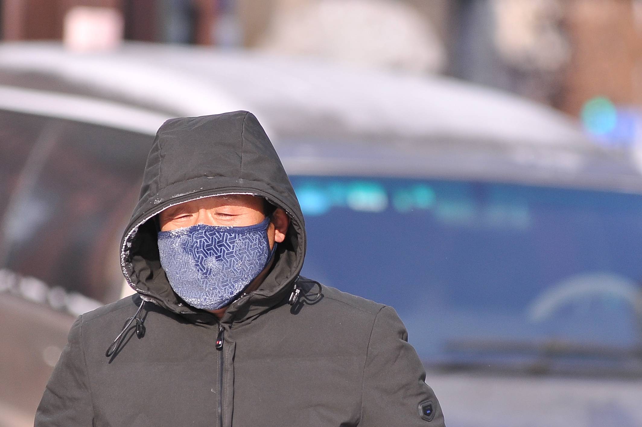 太冷了零下29度头发眼毛都结霜了哈尔滨市人都冻的受不了