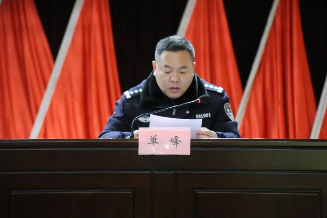 局党委委员,交警大队大队长单峰通报了全市各镇街道路交通事故发生率