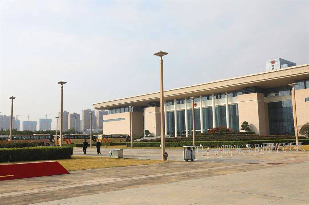 灯光璀璨,人民广场让龙岩的夜色更加靓丽