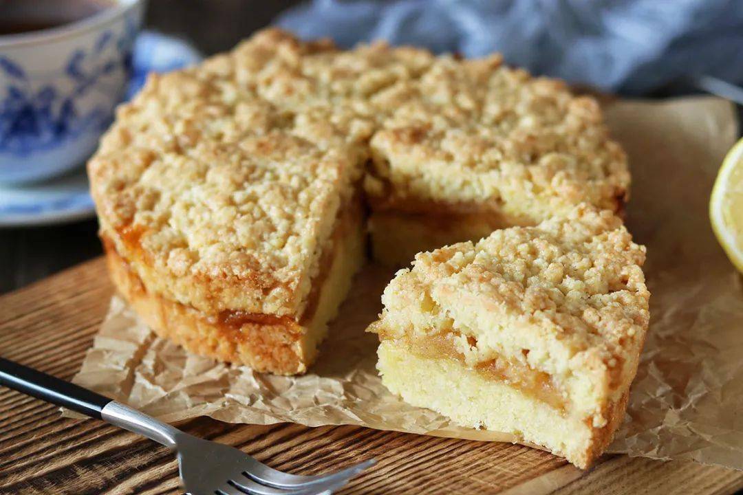 苹果酥粒蛋糕2,上色太快的烤箱要及时加盖锡纸,以免烤焦.