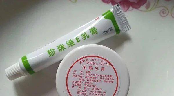 2剥脱治疗可使用50%三氯醋酸涂抹雀斑局部,须注意不要一次性使用过多.