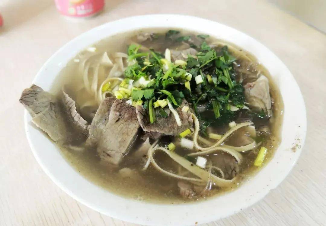 选用八公山千张,加上本地纯红薯粉丝,让整碗牛肉汤看起来分量十足.
