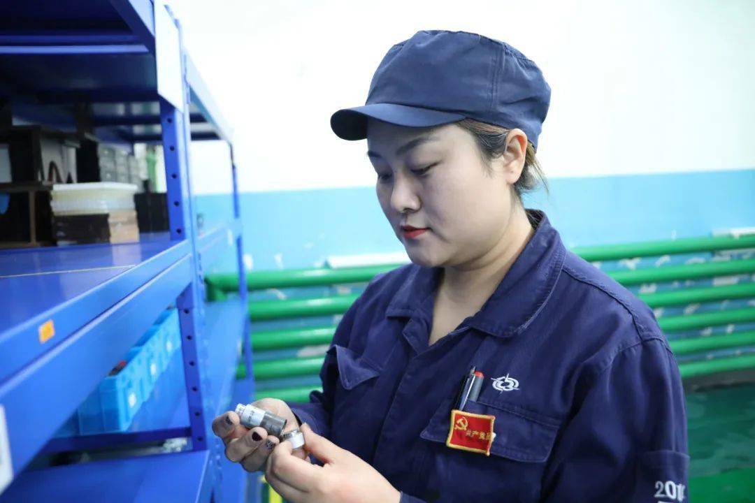 文化人物景丹勤奋好学的女班长