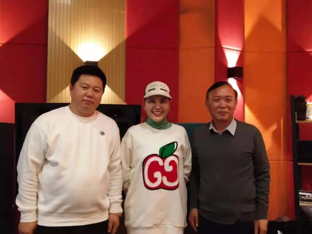 与词作家王晓岭,曲作家胡旭东▲与词作家朱墨▲与作曲家张大力▲与