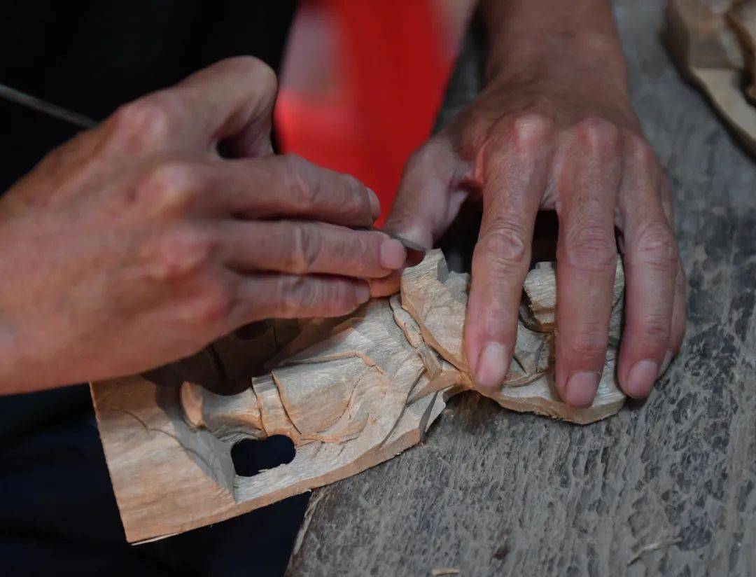 他们凭手艺雕出几个"小目标" @晋江潘山村_木雕