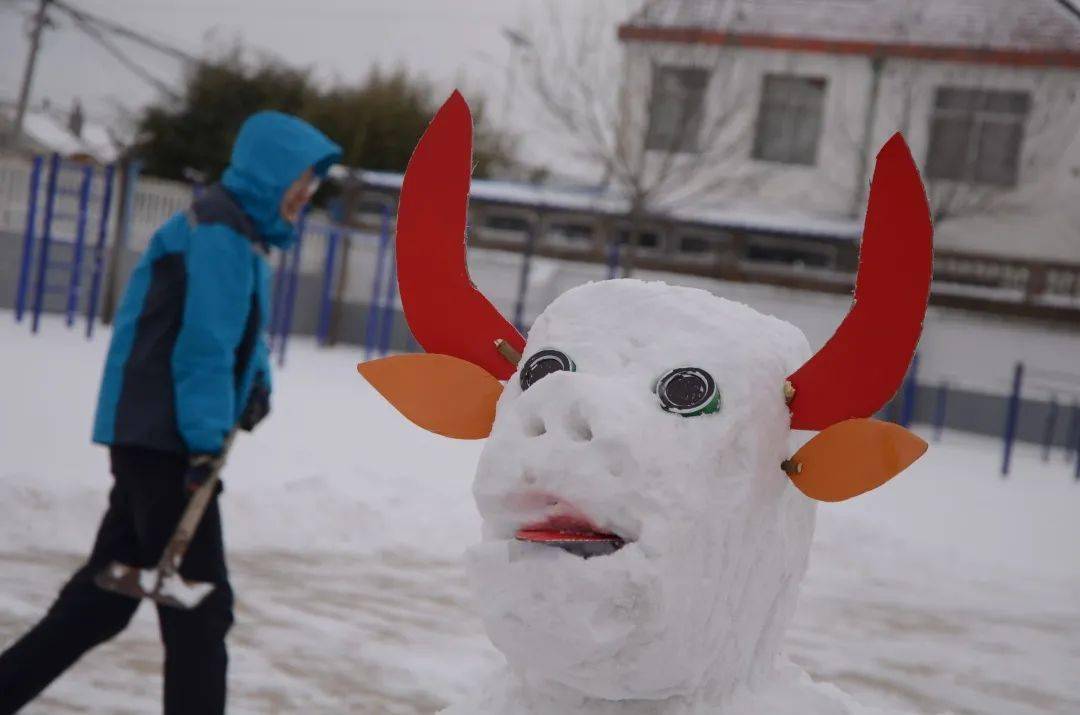 孩子们打造的牛头造型是多么逼真可爱呀;孩子们创意地堆雪人,多么温馨