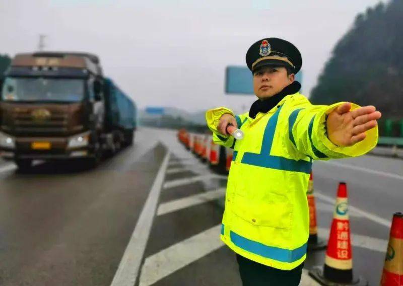 寒冷冬夜路政员彻夜坚守路口保平安