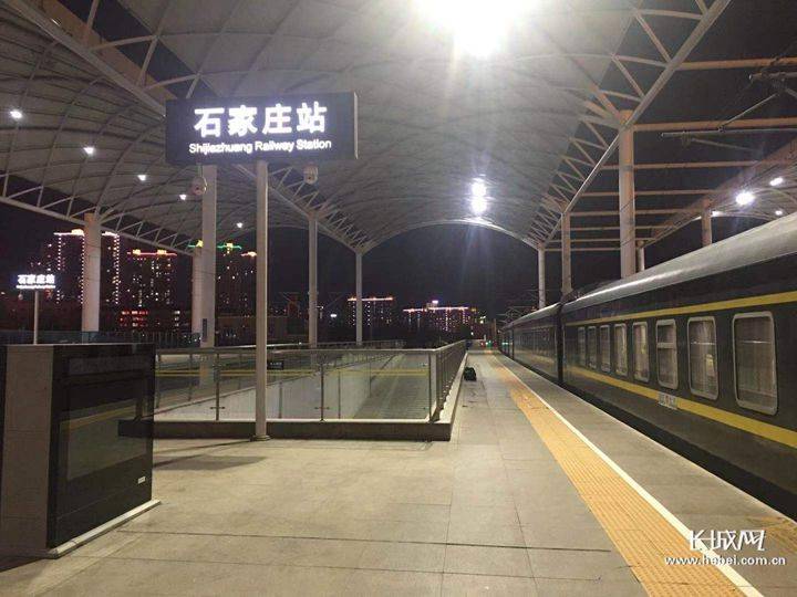 踏上了武昌到石家庄的列车 支援河北 1月8日晚,石家庄车站空无一人
