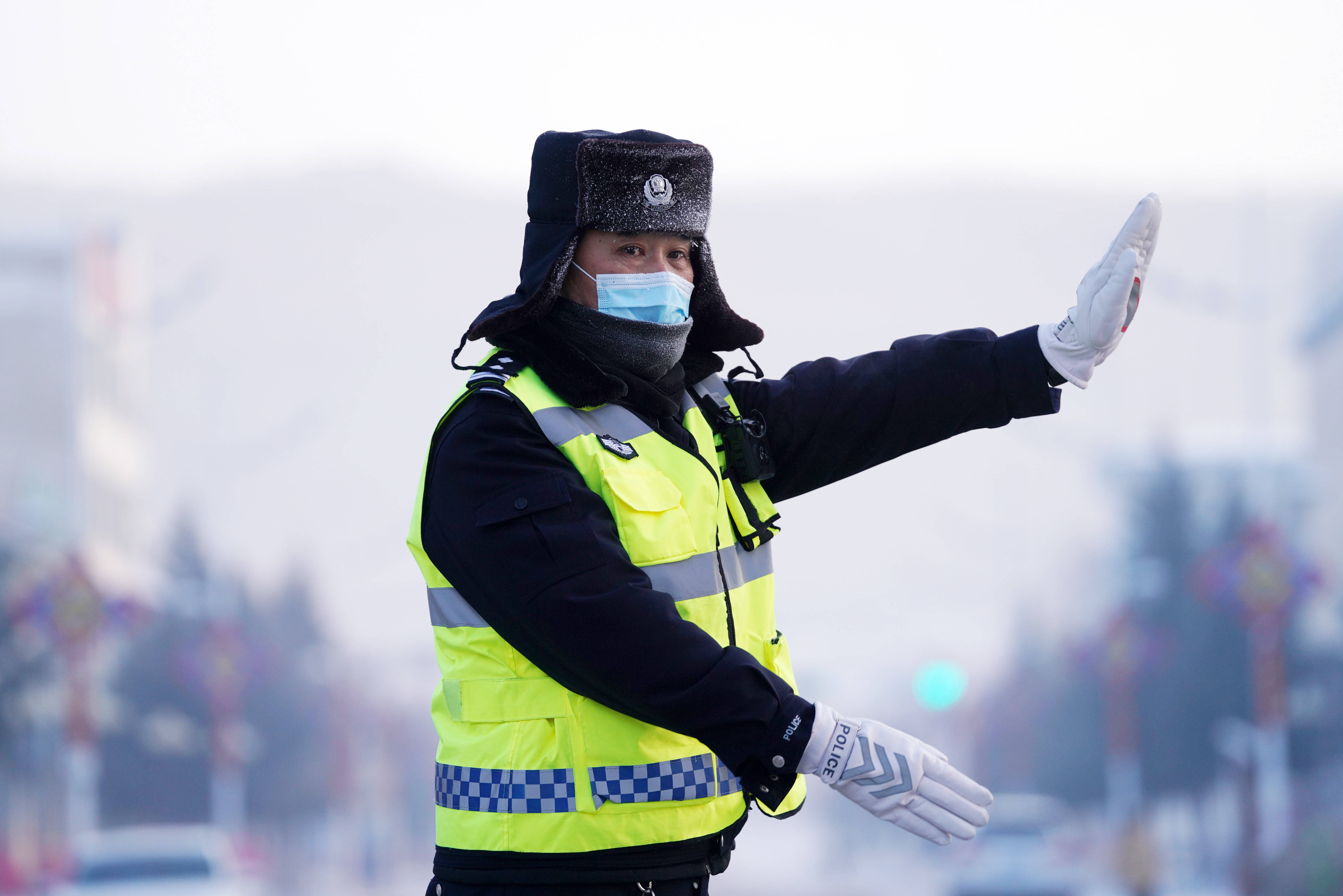 最冷小镇交警极寒中的交通守护者