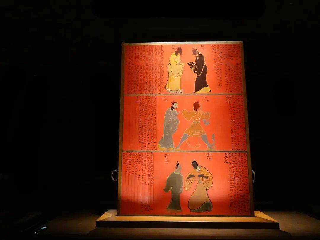 海昏侯墓出土的众多文物中,一件形如铜镜的屏风,便绘有孔子及其多名