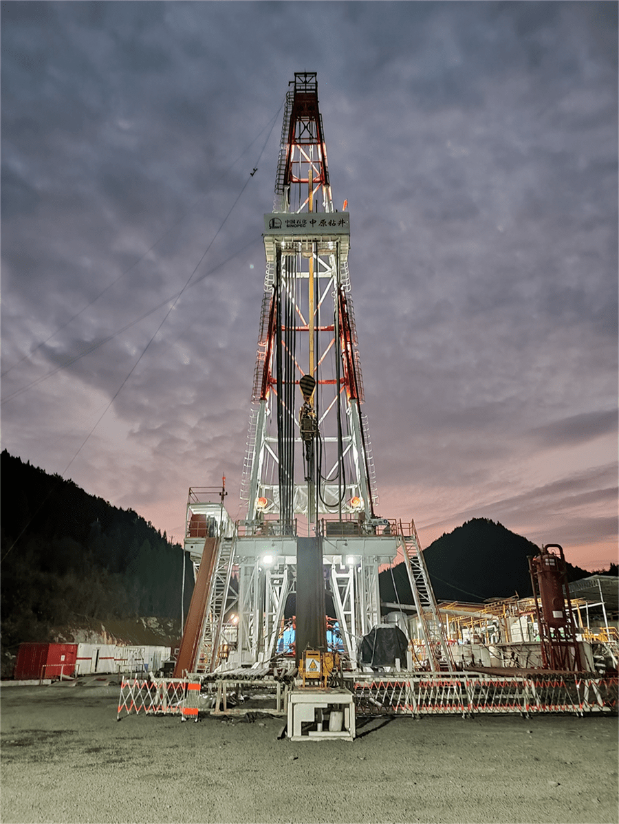 近日,中原石油工程公司西南钻井分公司50692钻井队施工的峰页1井钻至