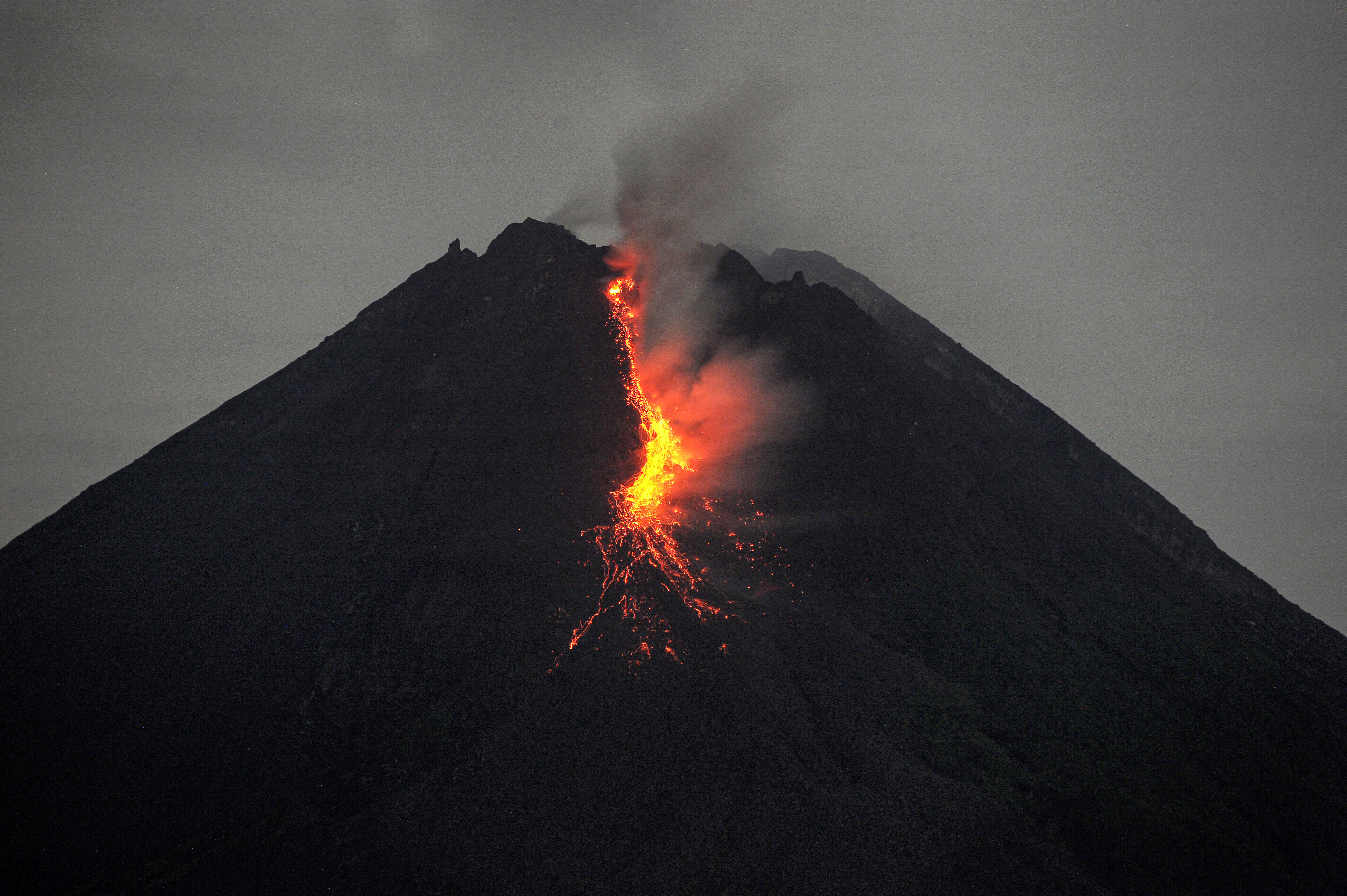 峡谷火山喷发壁纸图片