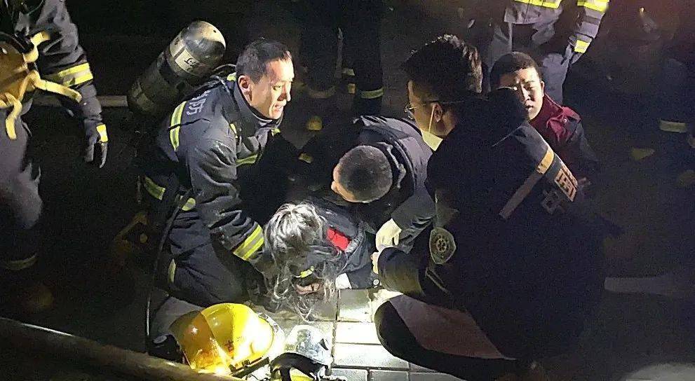 8日凌晨呼市一居民楼发生火灾火光冲天多人被困