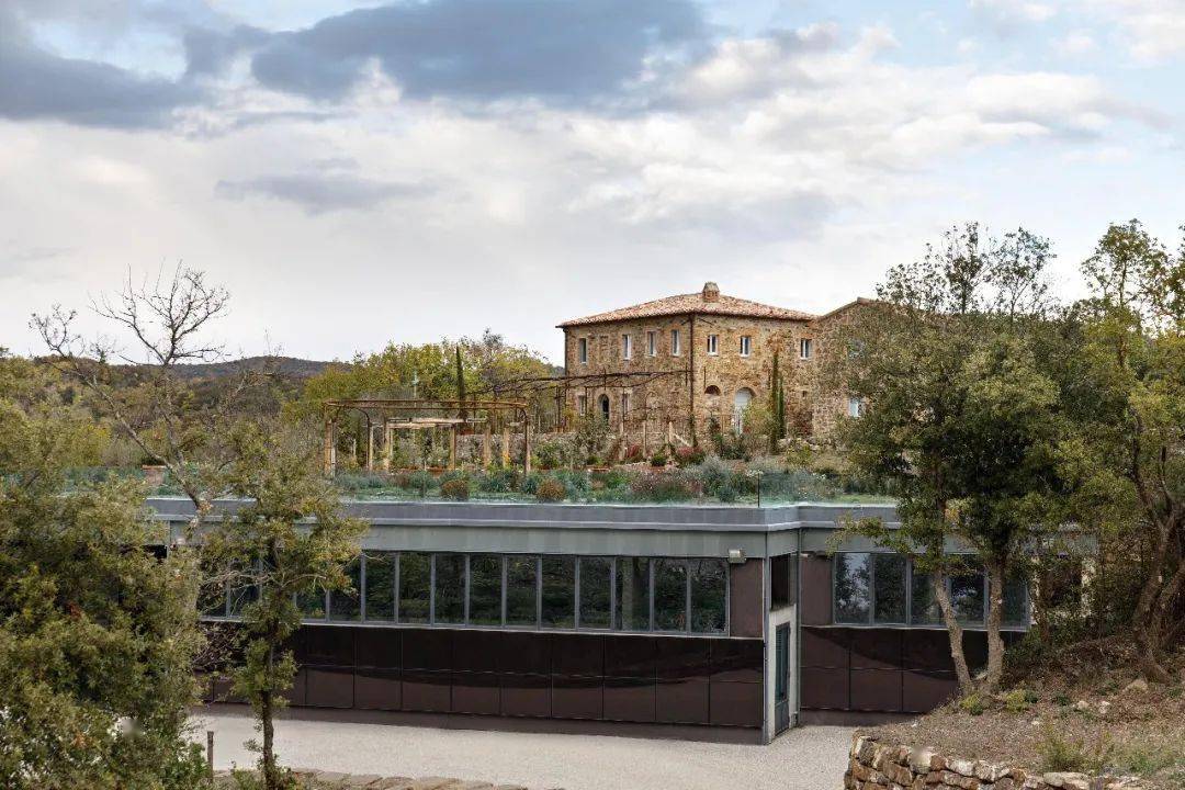 显而易见,tenuta luce 麓鹊酒庄的立足之本是尊重这片土地的独特性