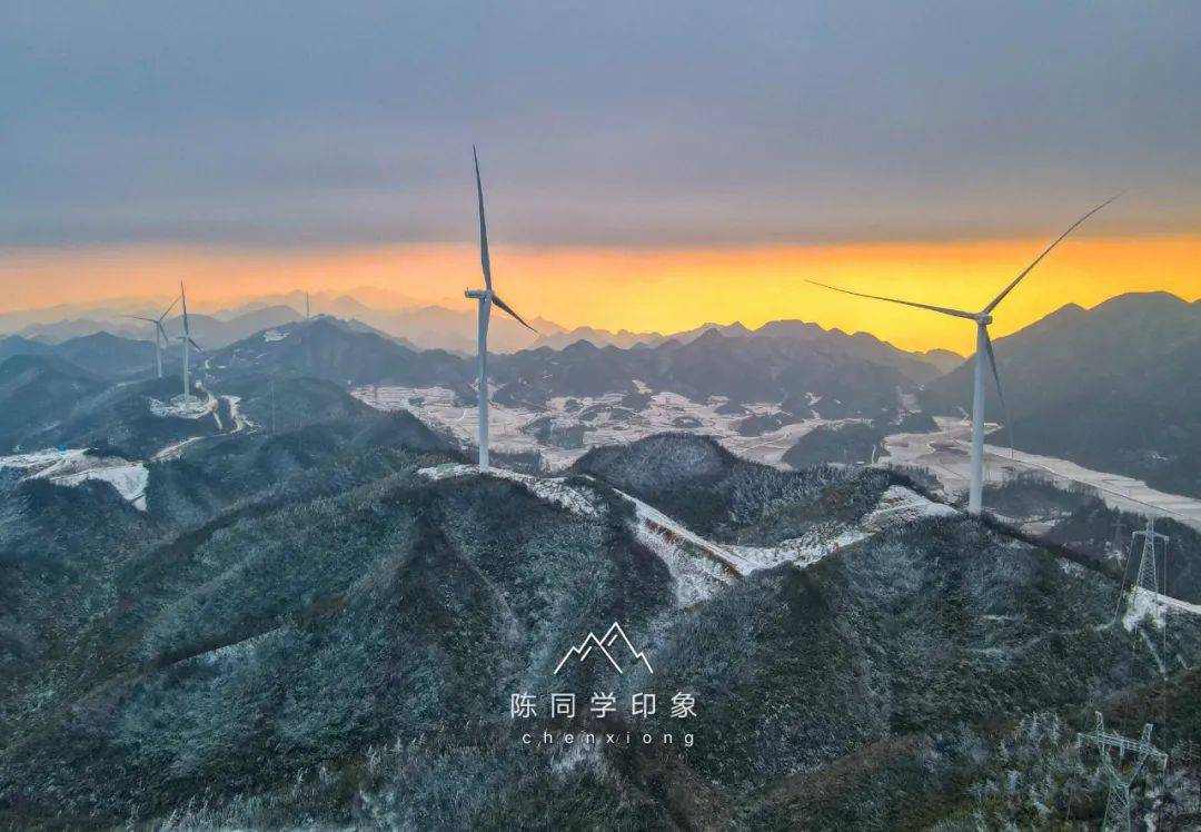 视频航拍屹立于湘西之巅的大灵山风力发电场_龙山县