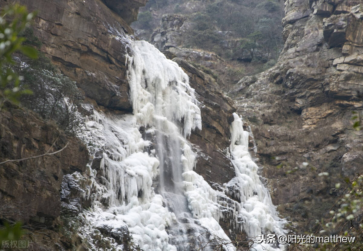 江西庐山,三叠泉冰封百米冰瀑挂悬崖,庐山冬景美_瀑布