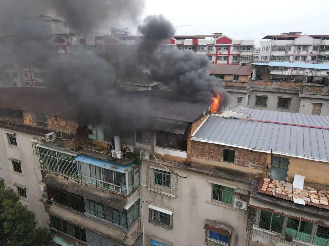 刚刚,梅城百花洲一居民楼发生火灾!黑烟滚滚,整个楼顶都被明火灼烧
