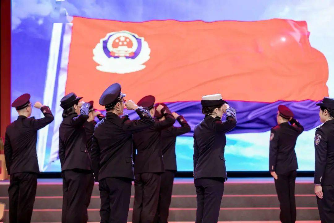 向警旗敬礼 向人民报告 温州市公安机关庆祝首个中国人民警察节