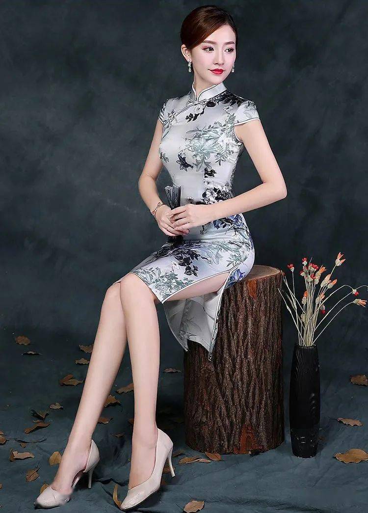 心湖一泓朱晓燕观武穴旗袍秀有感