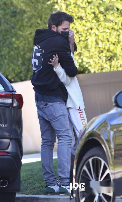 本·阿弗莱克双手插兜散步 与女儿熊抱画面温馨