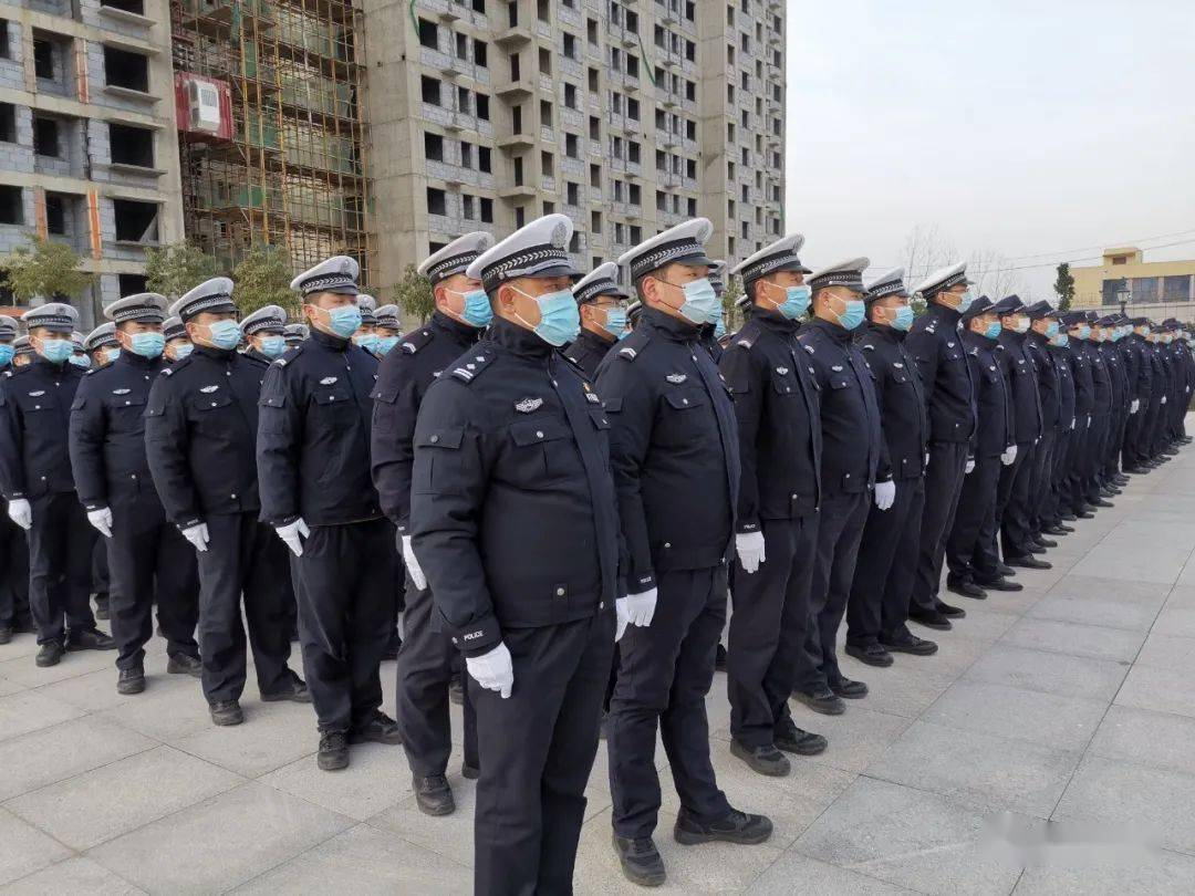 正阳公安交警参加县局周一队列会操演练活动锤炼作风形象