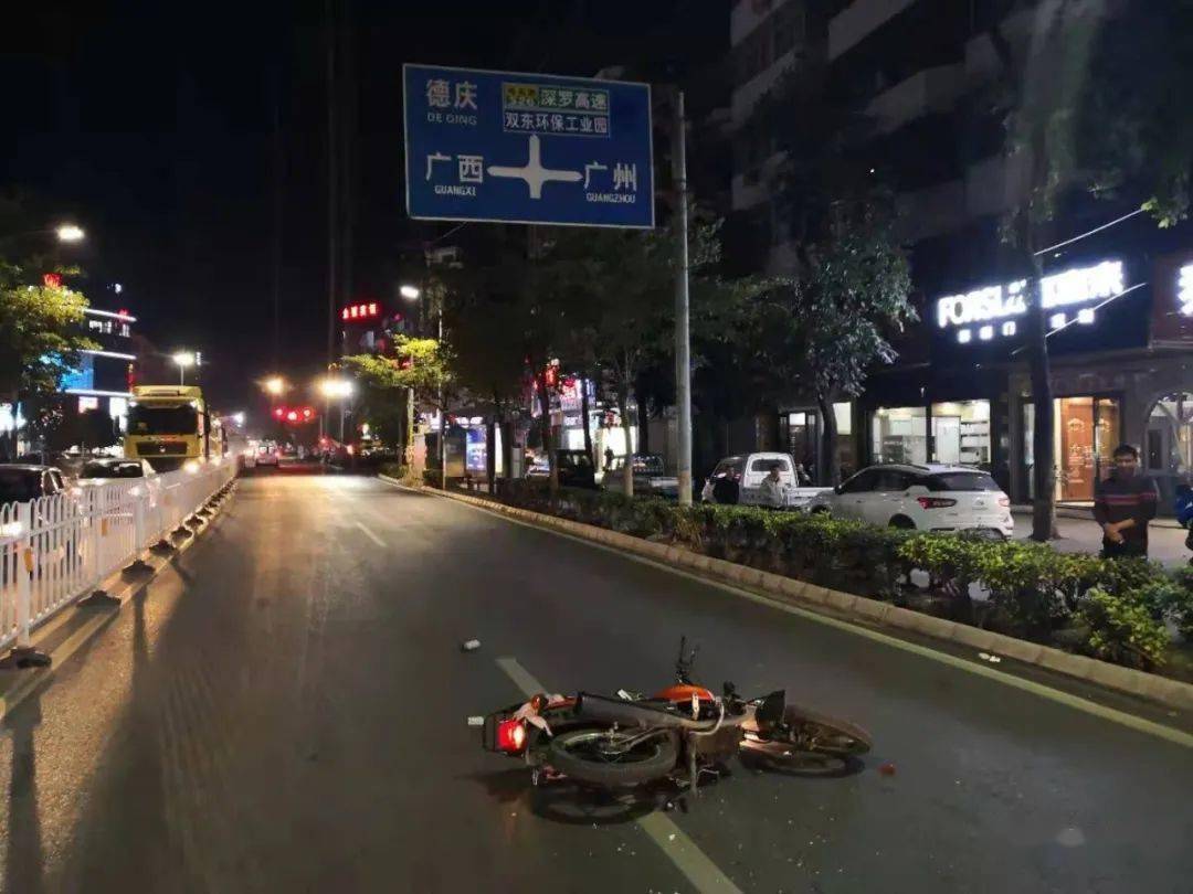 事发罗定!小车司机撞倒摩托车后竟然肇事逃逸了!