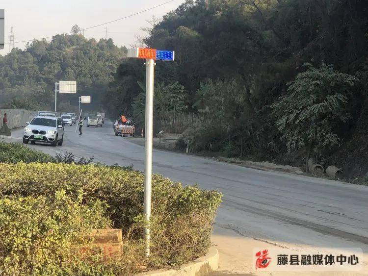 多处路段存在爆闪灯缺失,损坏等安全隐患!
