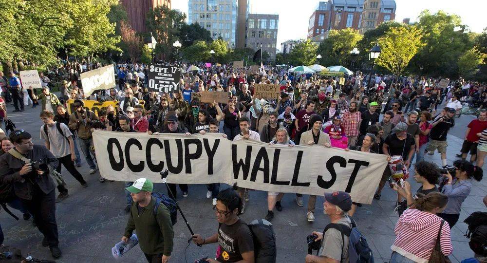 占领华尔街运动(来源:occupydc.org)在这样的大背景下,特朗普崛起.