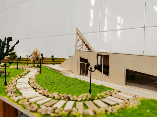 该项目位于trollwall(挪威西部的一个悬崖)脚下,是一座非常醒目的新