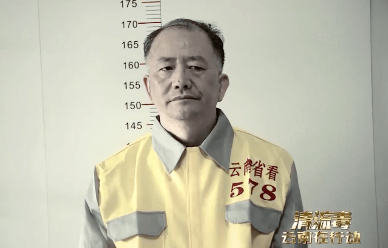 为表忠心,他给秦光荣夫妇下跪_龙雪飞