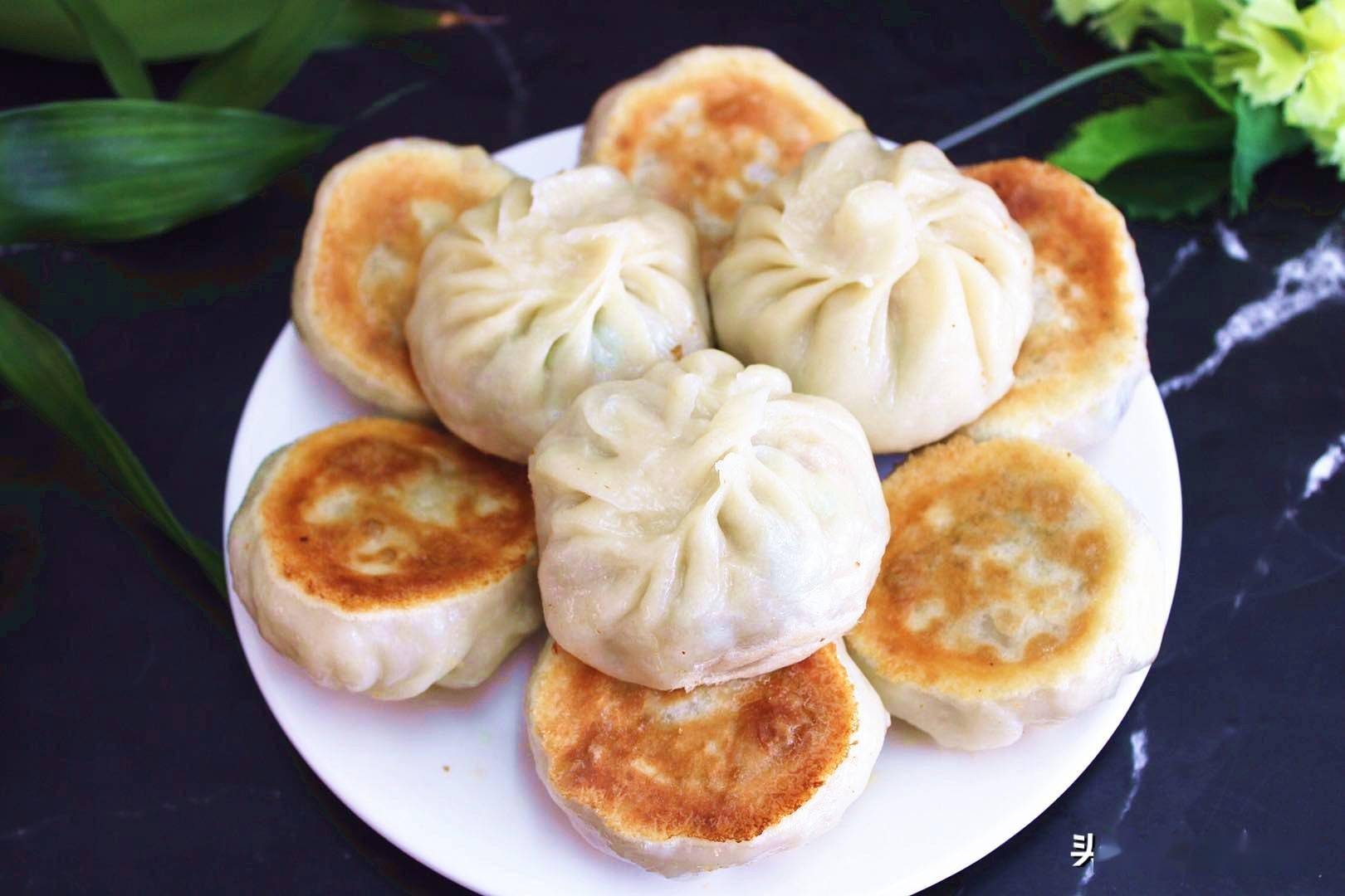 明明长得差不多,生煎包和水煎包有啥区别?其实差别很大,别弄错_包子