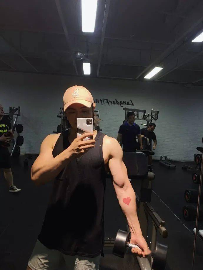 饱满胸肌人鱼线这位肌肉小狼狗太有料了