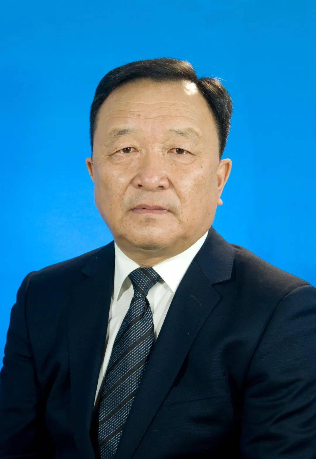 曹伟,男,汉族,1964年4月生,研究生学历,1982年12月参加工作,中共党员.