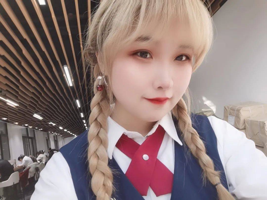 访谈人:新闻2001班 王紫琪——专访陕台记者贠佳钰"做主持,做新闻,就