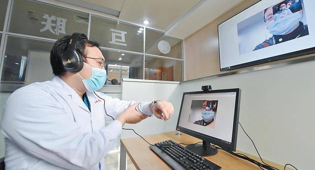 1月12日,内蒙古中医医院互联网医院云诊室的大夫正在为患者远程诊疗.