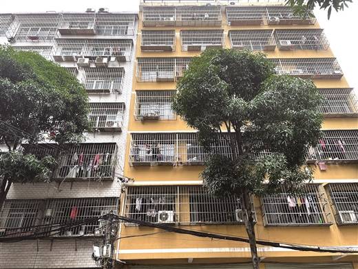 左侧的七层楼房是邻居的,已有住户拿到不动产权证.