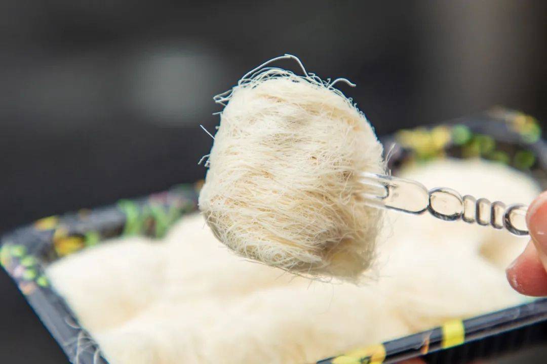 龙须糖 相当轻薄,轻轻一吹,银丝漫天飞!